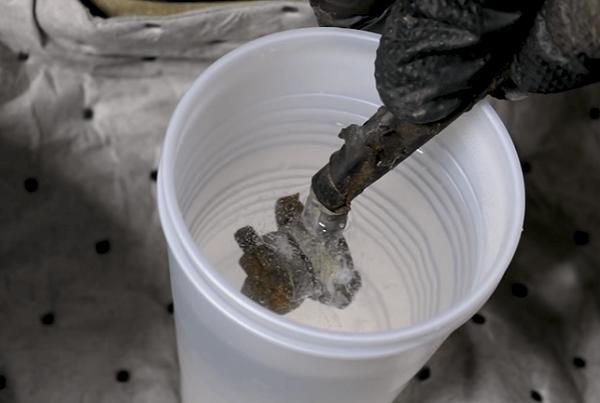 Cleaning car battery positive terminal With Baking Soda